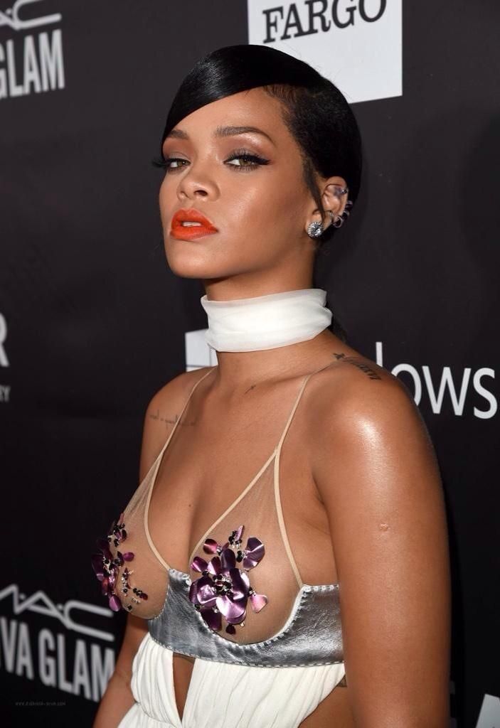 Rihanna-amfAR-coloures2_zps11b3f013.jpg