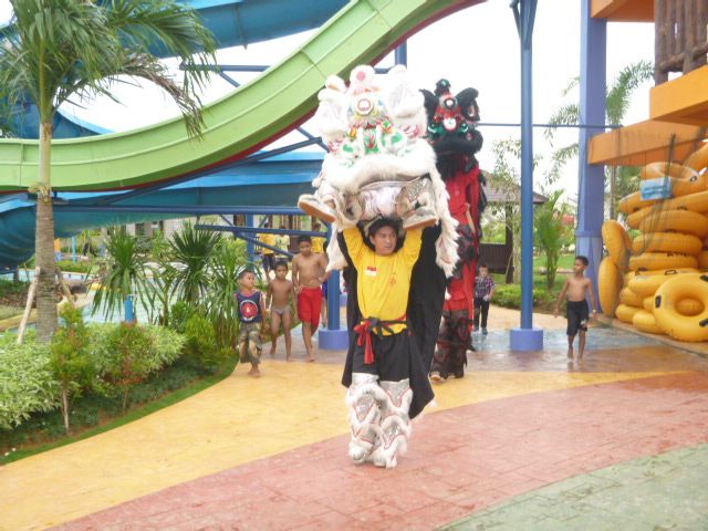 saat barongsai mengelilingi waterboom photo P1000592_zps8293a43a.jpg